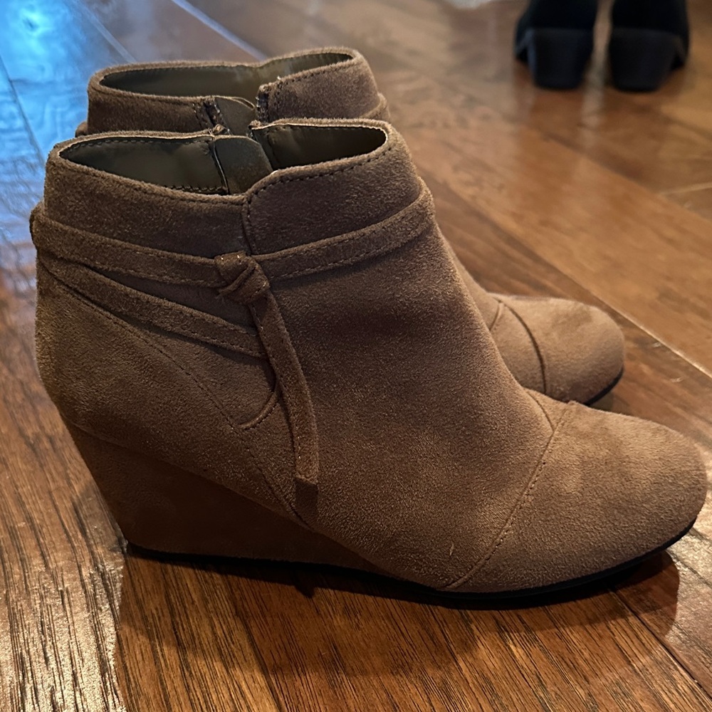 Girl’s Tan Suede Ankle Boots